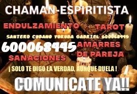 Texto publicitario de un chamán, con velas, números de contacto y servicios esotéricos.